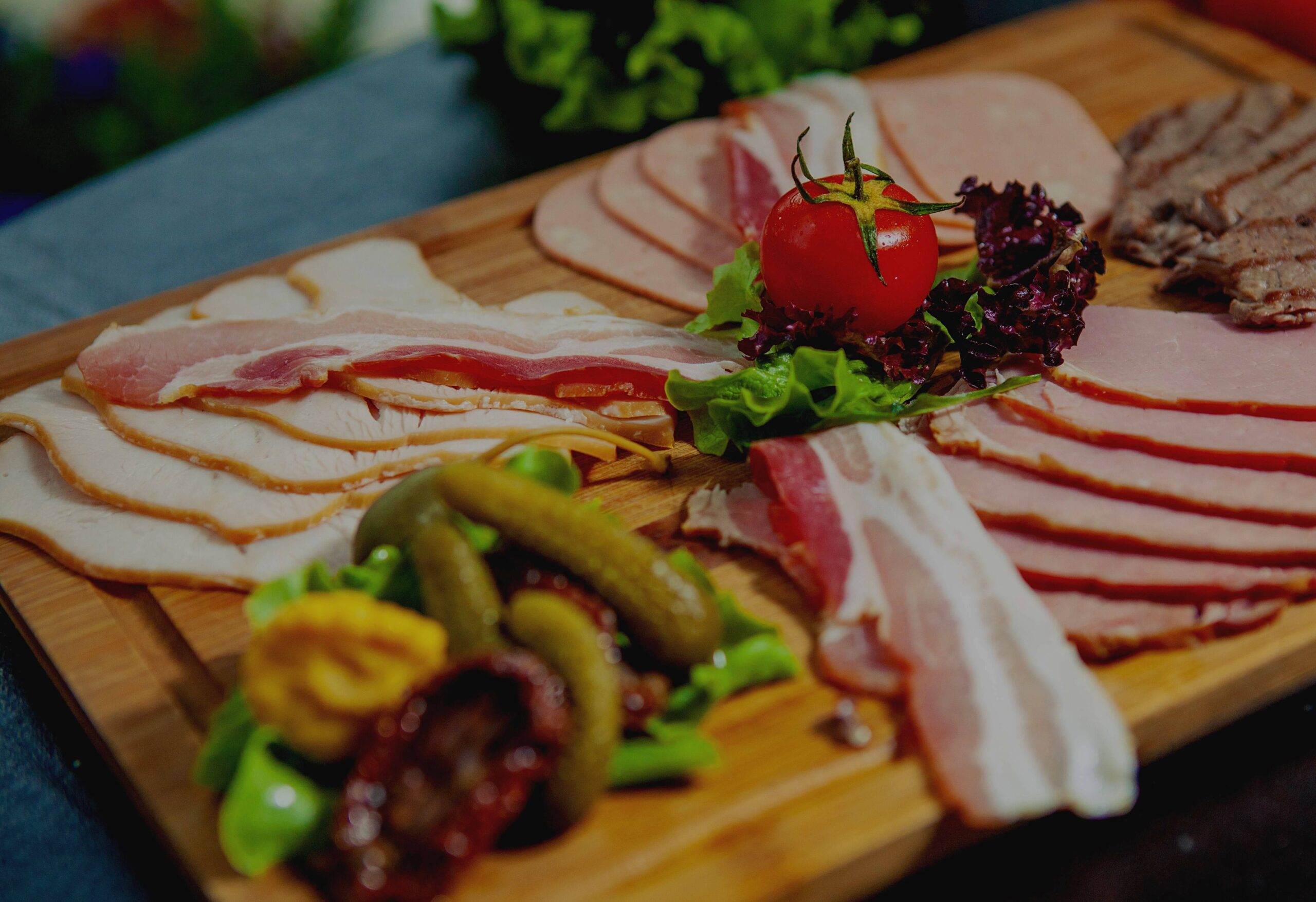 xondrikitrofimon-o-ratatouis- close-up-meat-platter-with-ham-salami-beef-slices-sausage (1) (2) (1)